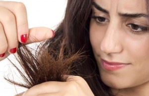 Tóc chẻ ngọn là vấn đề thường gặp của nhiều chị em
